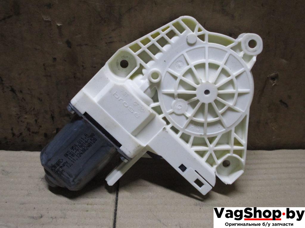 моторчик стеклоподъемника задний правый Volkswagen Touareg 2 поколение 2013, 3.6 л., FSI, CGR, бензин, АКПП, серый, внедорожник 5 дв., полный привод, 8K0959811B - фото №1