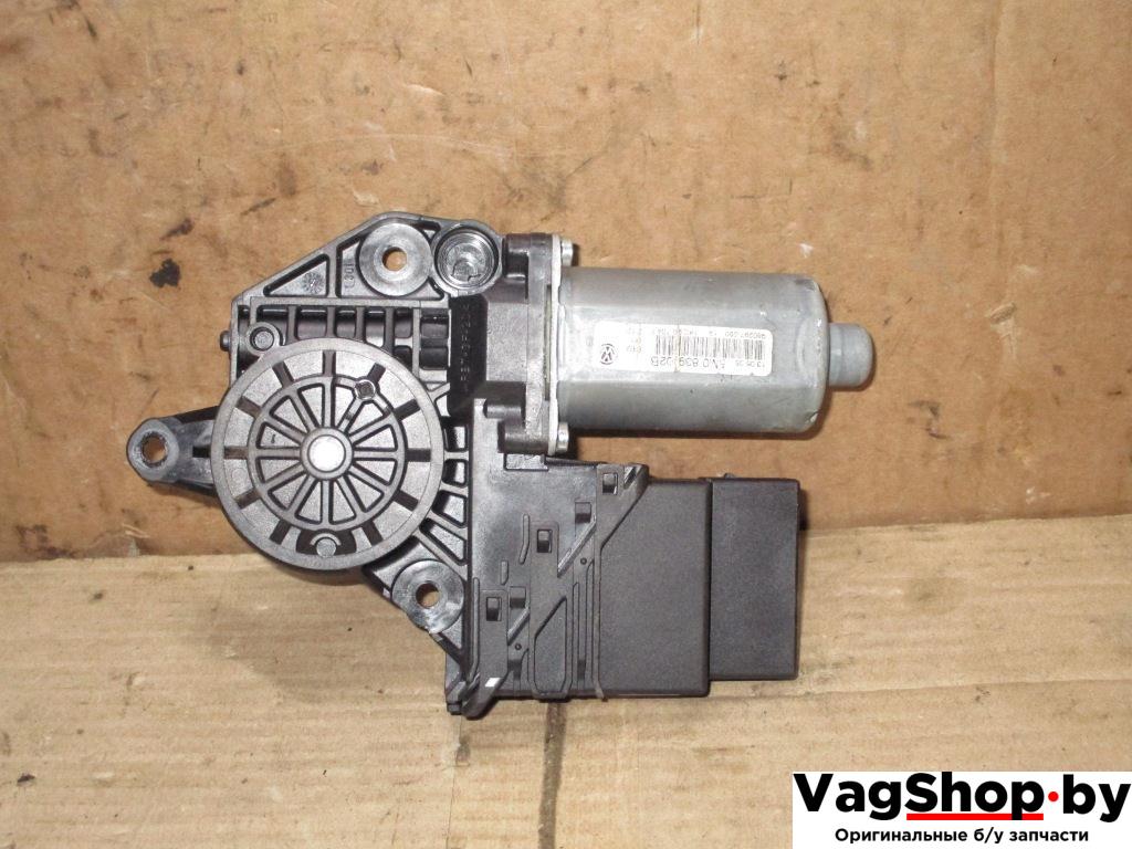 моторчик стеклоподъемника задний правый Volkswagen Golf Plus 1 поколение 2006, 2.0 л., TDi, BKD, дизель, МКПП, черный, хетчбэк 5 дв., передний привод, 5M0839402B - фото №1