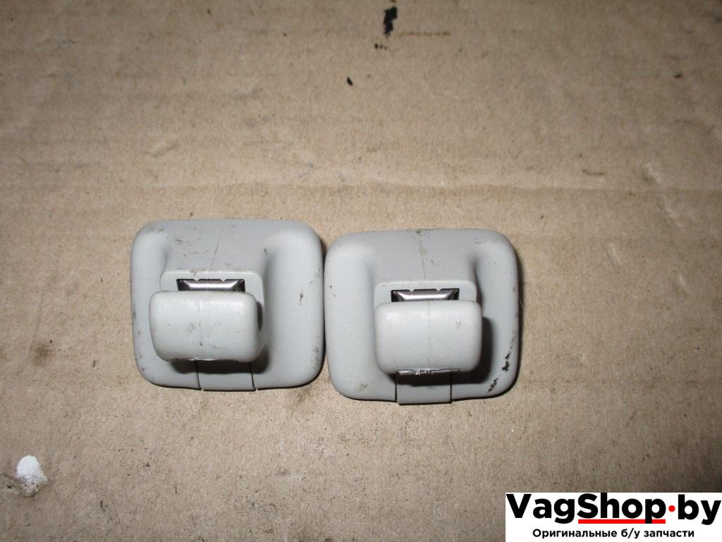 Крепление (крючок) солнцезащитного козырька Volkswagen Passat B6 2007, 2.0 л., TDi, BMP, дизель, МКПП, черный, универсал, полный привод, 1K0857561B - фото №1