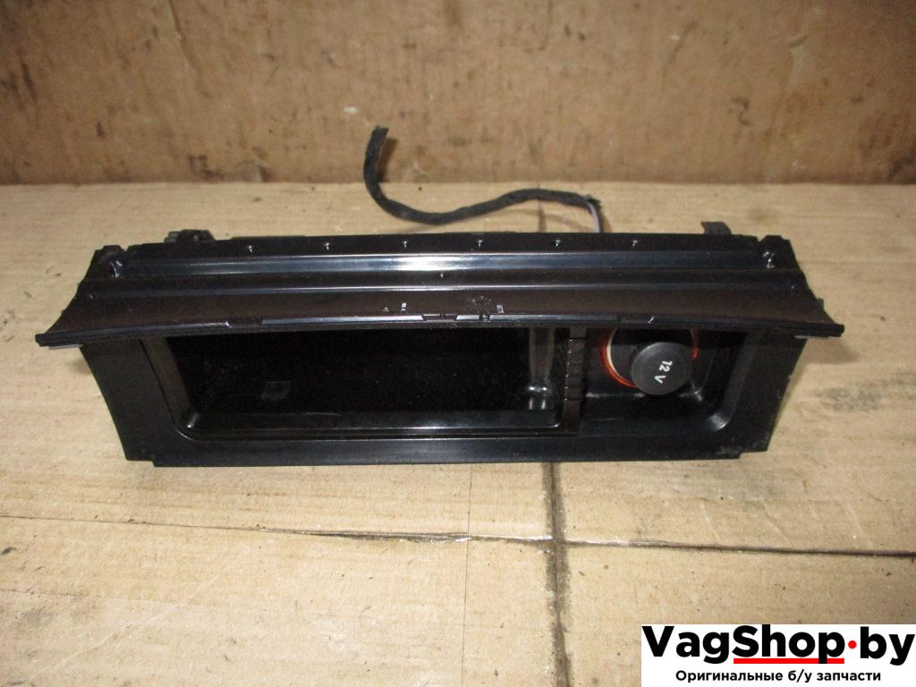 пепельница Volkswagen Passat B6 2007, 2.0 л., TDi, BMP, дизель, МКПП, черный, универсал, полный привод, 3C0863284A, 3C0857961A - фото №1