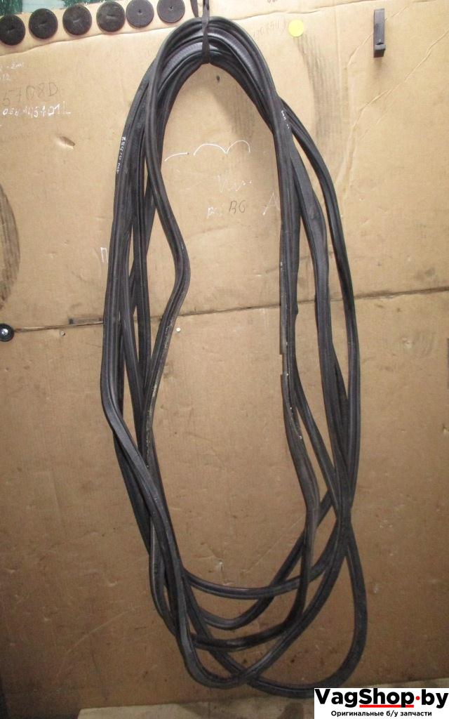 уплотнитель Audi A4 B8/8K 2009, 1.8 л., TFSI, CDH, бензин, МКПП, черный, седан, передний привод, 8T0823723A, 8K0833721E - фото №1