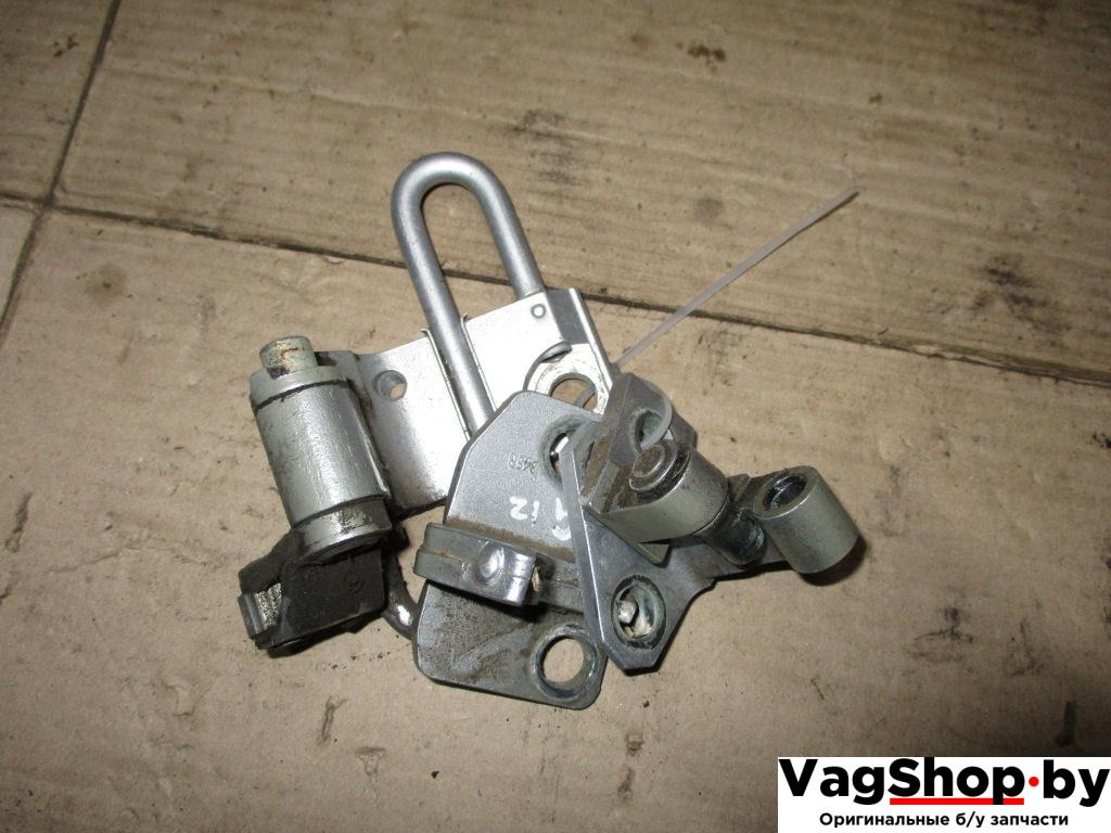 петля двери Volkswagen Passat B6 2009, 2.0 л., TDi, CBA, дизель, АКПП, серебро, седан, передний привод - фото №1