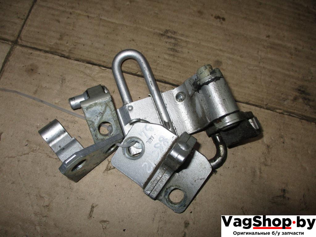 петля двери Volkswagen Passat B6 2009, 2.0 л., TDi, CBA, дизель, АКПП, серебро, седан, передний привод - фото №1