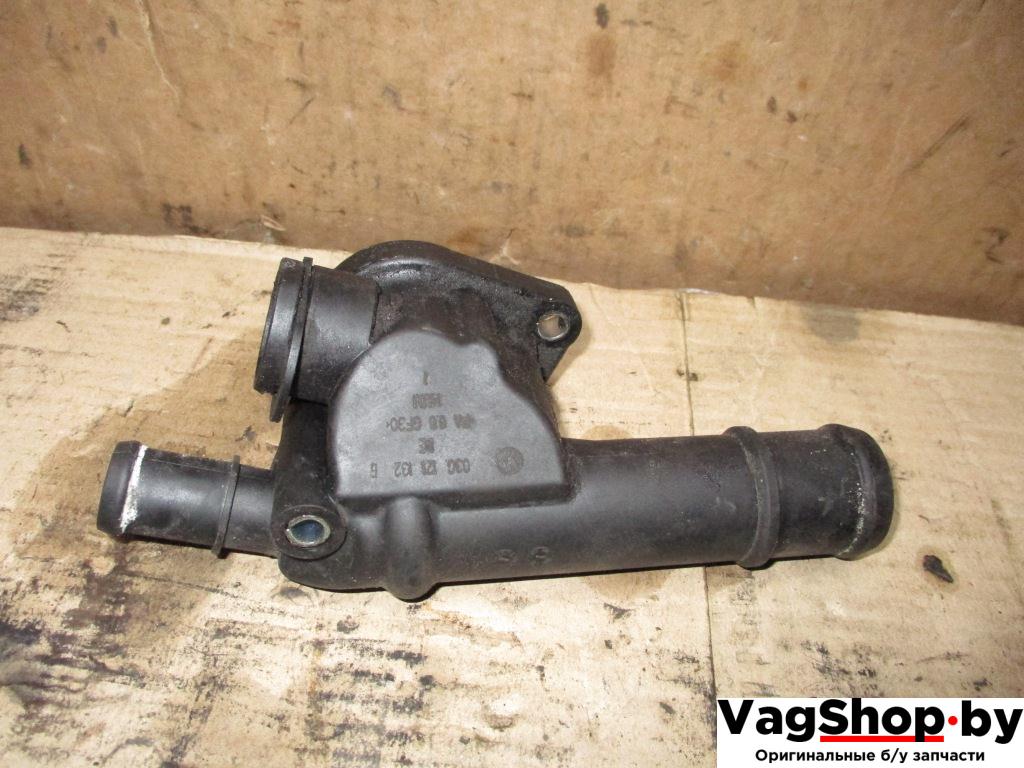 фланец (тройник) системы охлаждения Volkswagen Passat B6 2008, 2.0 л., TDi, BMP, дизель, МКПП, черный, универсал, полный привод, 03G121132B - фото №1