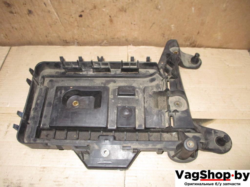 полка аккумулятора Volkswagen Passat B6 2008, 2.0 л., TDi, BMP, дизель, МКПП, черный, универсал, полный привод, 1K0915333C - фото №1