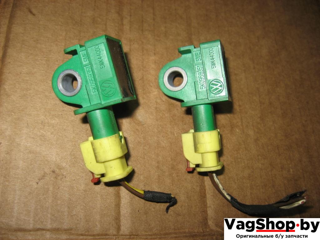 датчик удара Volkswagen Touran 2 2011, 2.0 л., TDi, CFJ, дизель, АКПП, черный, минивэн, передний привод, 5N0959351 - фото №1