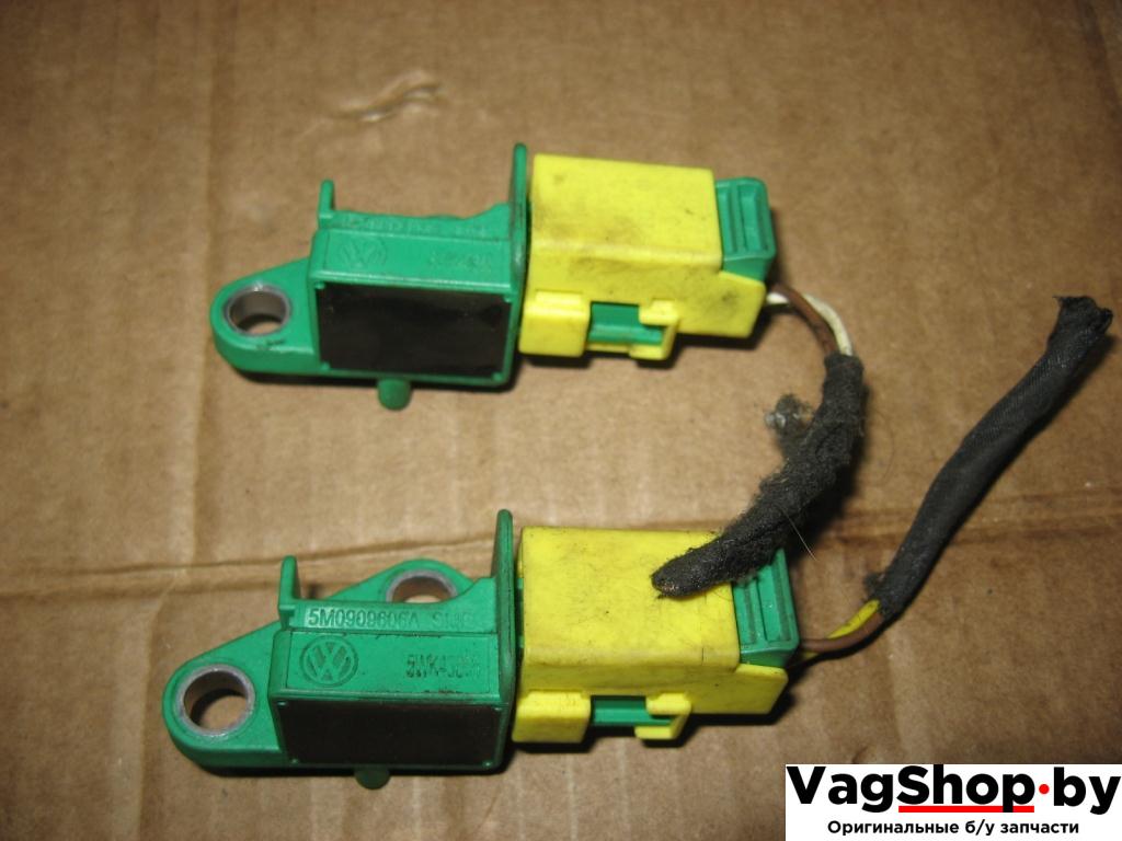 датчик удара Volkswagen Touran 2 2011, 2.0 л., TDi, CFJ, дизель, АКПП, черный, минивэн, передний привод, 5M0909606A - фото №1