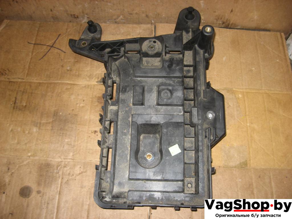 полка аккумулятора Volkswagen Touran 2 2011, 2.0 л., TDi, CFJ, дизель, АКПП, черный, минивэн, передний привод, 1K0915333H - фото №1