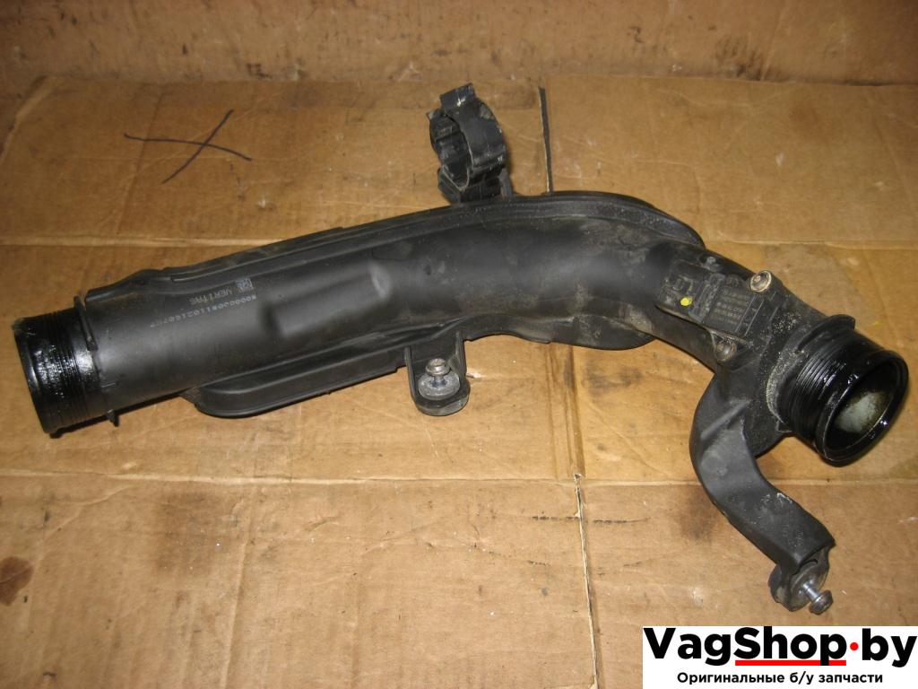 патрубок интеркулера Volkswagen Touran 2 2011, 2.0 л., TDi, CFJ, дизель, АКПП, черный, минивэн, передний привод, 1K0145770AE - фото №1