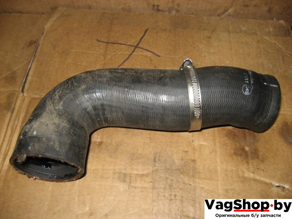 патрубок интеркулера Volkswagen Touran 2 2011, 2.0 л., TDi, CFJ, дизель, АКПП, черный, минивэн, передний привод, 1K0145832AC - фото №1