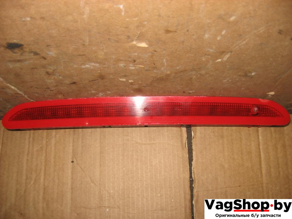 стоп-сигнал Volkswagen Touran 2 2011, 2.0 л., TDi, CFJ, дизель, АКПП, черный, минивэн, передний привод, 1T0945087A - фото №1