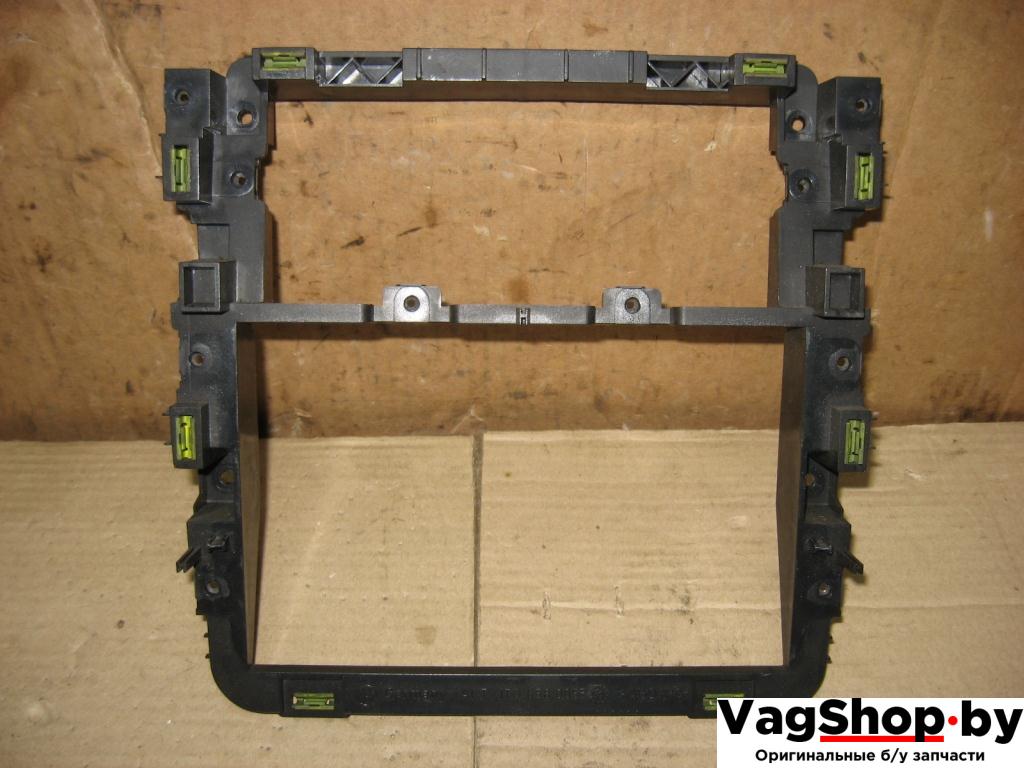рамка под магнитолу Volkswagen Touran 2 2011, 2.0 л., TDi, CFJ, дизель, АКПП, черный, минивэн, передний привод, 1T0858005B - фото №1