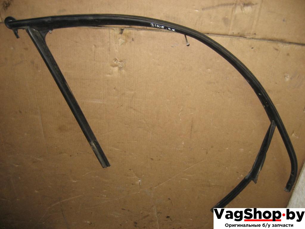 направляющая стекла Volkswagen Golf 5 поколение 2005, 2.0 л., TDi, BMM, дизель, АКПП, черный, хетчбэк 5 дв., передний привод, 1K4837432E - фото №1