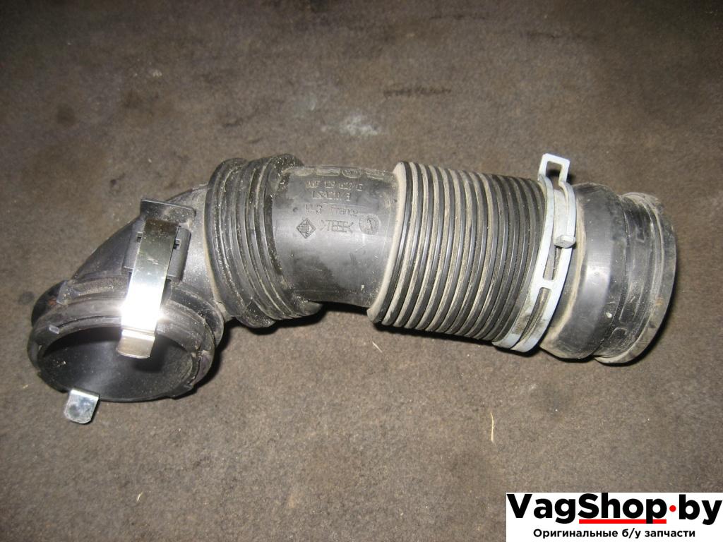 воздуховод Volkswagen Passat B6 2006, 2.0 л., TFSI, BWA, бензин, МКПП, серый, универсал, передний привод, 06F129627G - фото №1