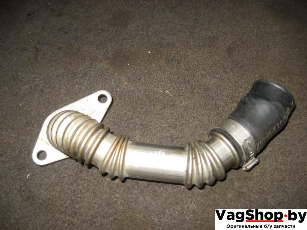 патрубок вентиляции картера Volkswagen Passat B6 2006, 2.0 л., TFSI, BWA, бензин, МКПП, серый, универсал, передний привод, 06F103213N - фото №1