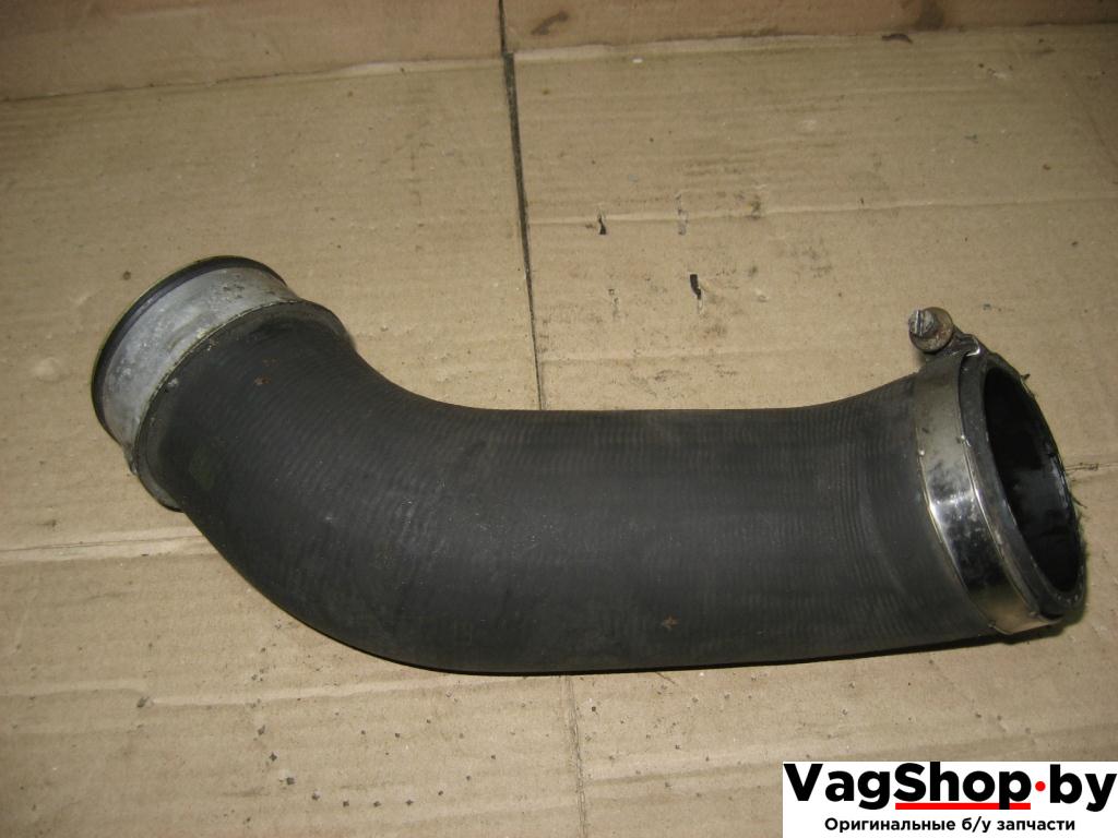 патрубок интеркулера Volkswagen Transporter T5 2007, 2.5 л., TDi, BNZ, дизель, АКПП, красный, передний привод, 7H0145941B - фото №1