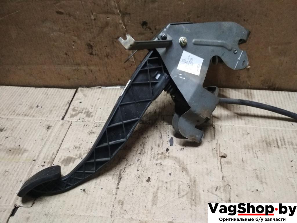 педаль сцепления Volkswagen Caravelle 5 2006, 2.5 л., TDi, AXD, дизель, МКПП, красный, минивэн, передний привод, 7H1721059J - фото №1