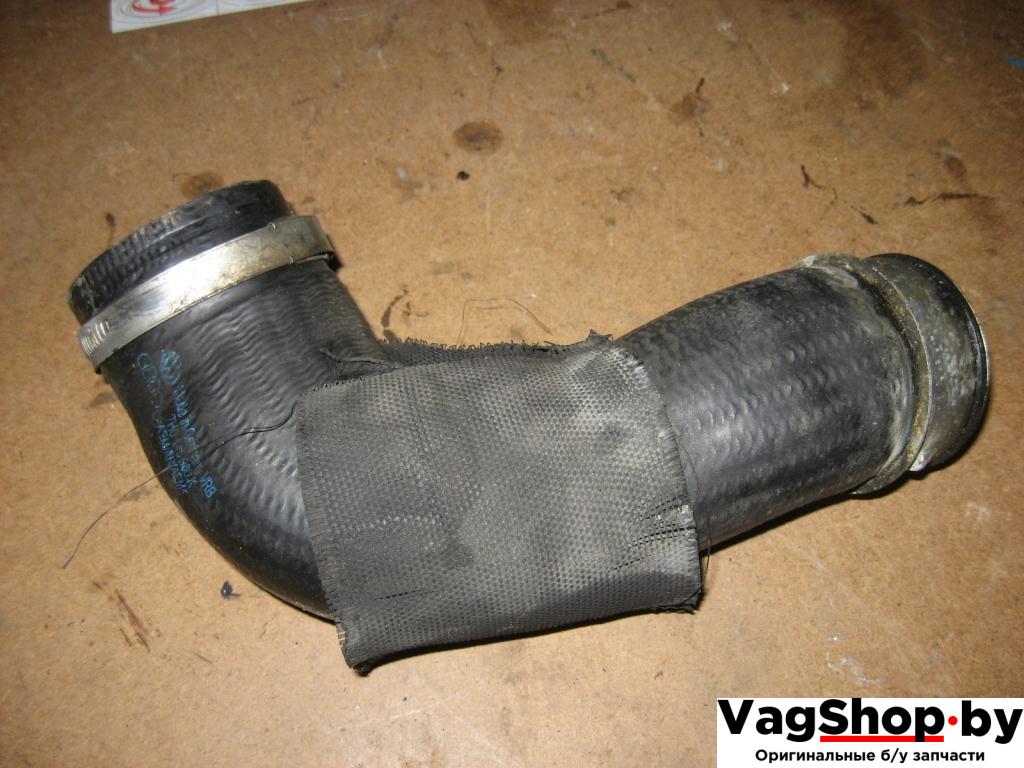 патрубок интеркулера Volkswagen Transporter T5 2007, 2.5 л., TDi, BNZ, дизель, АКПП, красный, передний привод, 7H0145980K - фото №1