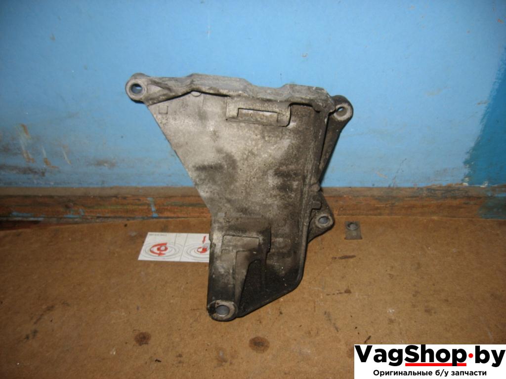 кронштейн генератора Volkswagen Transporter T5 2007, 2.5 л., TDi, BNZ, дизель, АКПП, красный, передний привод, 070903143C - фото №1