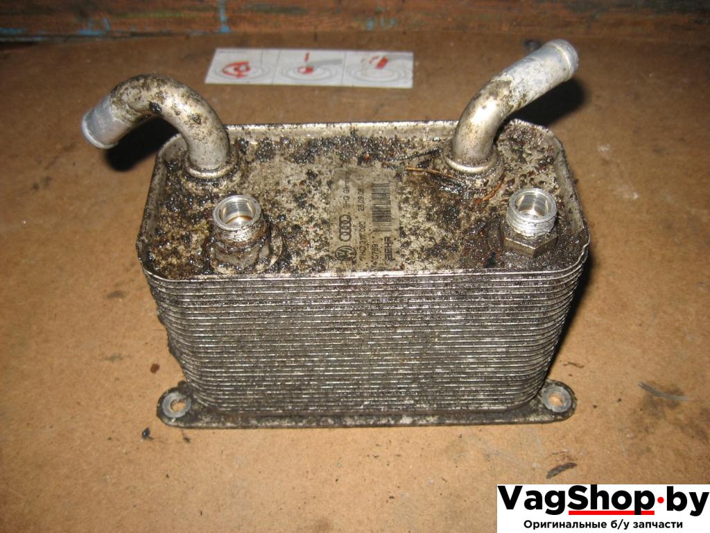 радиатор масляный Volkswagen Transporter T5 2007, 2.5 л., TDi, BNZ, дизель, АКПП, красный, передний привод, 7H0317020 - фото №1