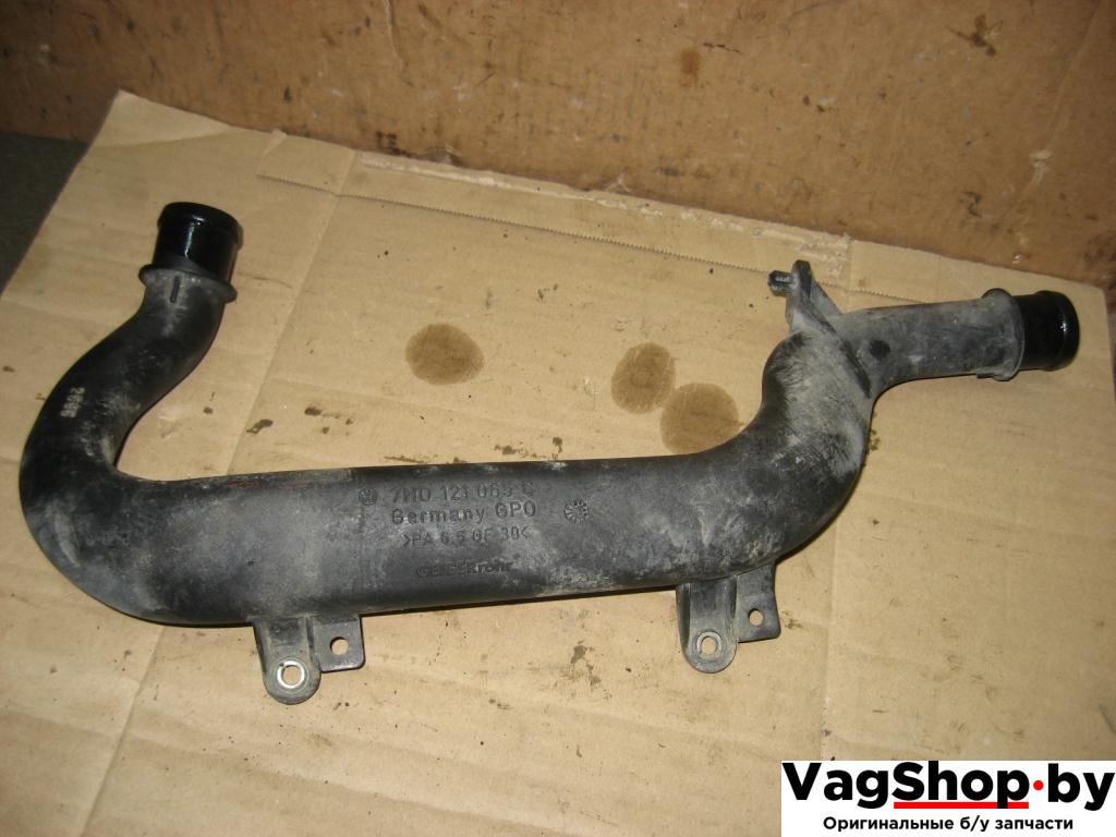 трубка охлаждающей жидкости Volkswagen Caravelle 5 2006, 2.5 л., TDi, AXD, дизель, МКПП, красный, минивэн, передний привод, 7H0121065C - фото №1
