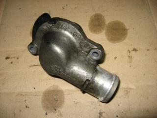 корпус термостата Volkswagen Caravelle 5 2006, 2.5 л., TDi, AXD, дизель, МКПП, красный, минивэн, передний привод, 070121114