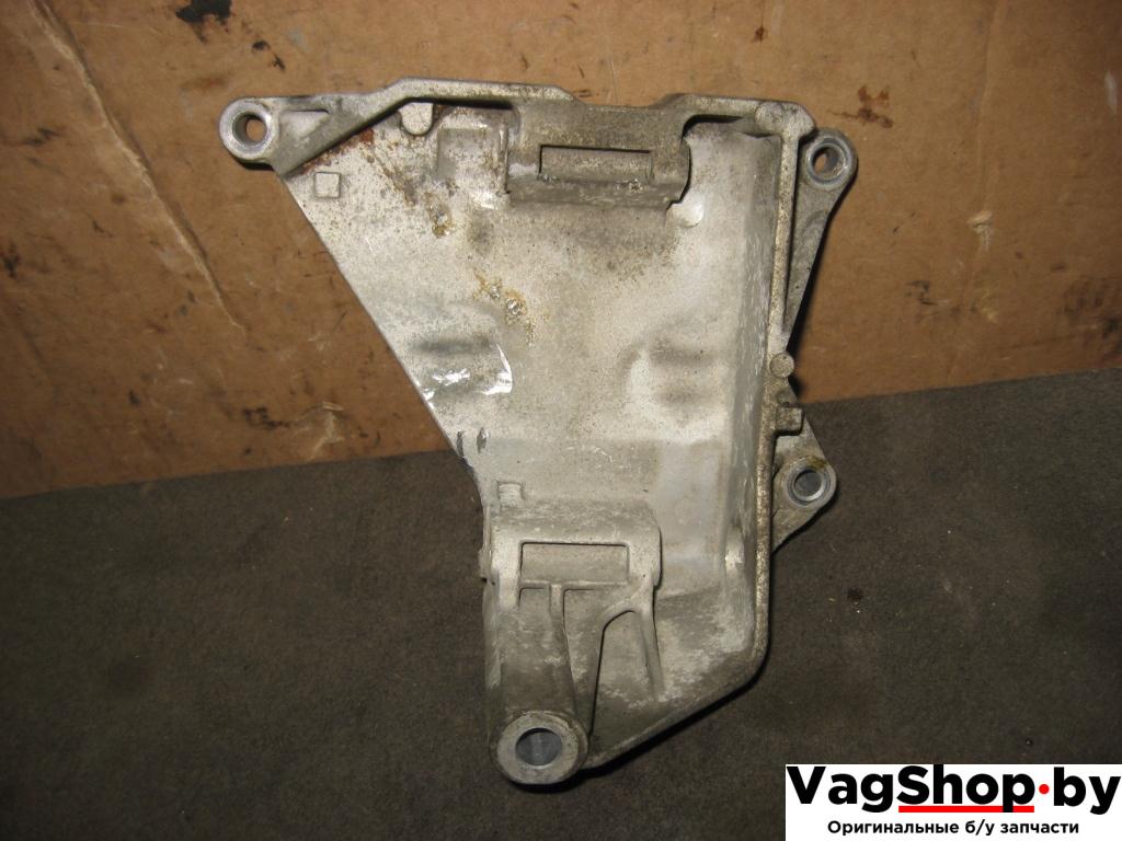 кронштейн генератора Volkswagen Caravelle 5 2006, 2.5 л., TDi, AXD, дизель, МКПП, красный, минивэн, передний привод, 070903143C - фото №1