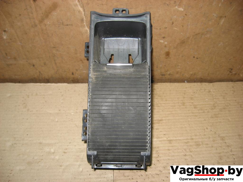 бардачок Volkswagen Golf Plus 1 поколение 2006, 1.9 л., TDi, BLS, дизель, МКПП, серый, хетчбэк 5 дв., передний привод, 5M0862534D - фото №1