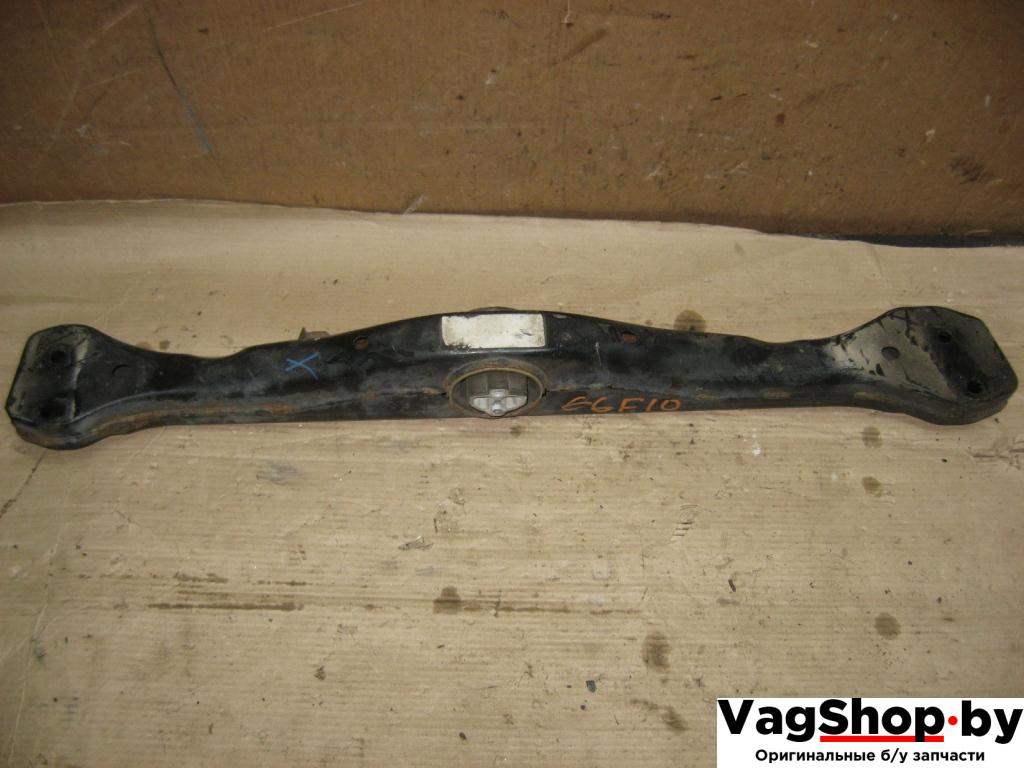 кронштейн КПП Volkswagen Touareg 1 поколение 2004, 4.2 л., i, AXQ, бензин, АКПП, белый, внедорожник 5 дв., полный привод, 7L0399227B - фото №1