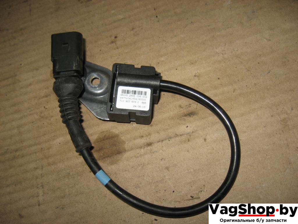 датчик ускорения Volkswagen Touareg 1 поколение 2004, 4.2 л., i, AXQ, бензин, АКПП, белый, внедорожник 5 дв., полный привод, 7L0907673C - фото №1