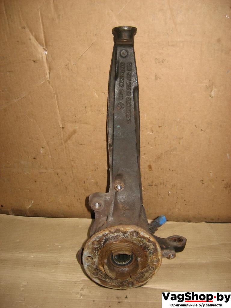 кулак поворотный левый Volkswagen Touareg 1 поколение 2004, 4.2 л., i, AXQ, бензин, АКПП, белый, внедорожник 5 дв., полный привод, 7L0407257A - фото №1