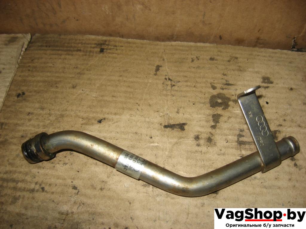 патрубок вентиляции картера Volkswagen Touareg 1 поколение 2004, 4.2 л., i, AXQ, бензин, АКПП, белый, внедорожник 5 дв., полный привод, 077103215C - фото №1