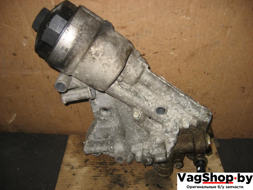 корпус масляного фильтра Volkswagen Touareg 1 поколение 2004, 4.2 л., i, AXQ, бензин, АКПП, белый, внедорожник 5 дв., полный привод, 077115401L, 077117021P - фото №1