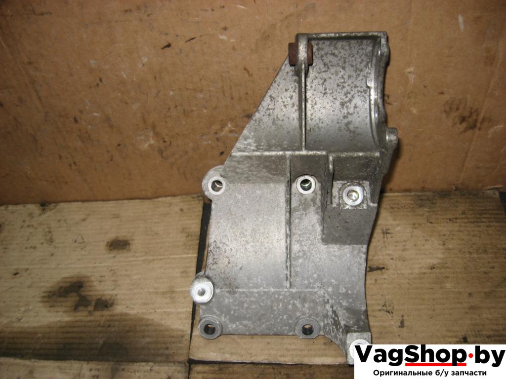 кронштейн компрессора кондиционера Volkswagen Touareg 1 поколение 2004, 4.2 л., i, AXQ, бензин, АКПП, белый, внедорожник 5 дв., полный привод, 077260885M - фото №1