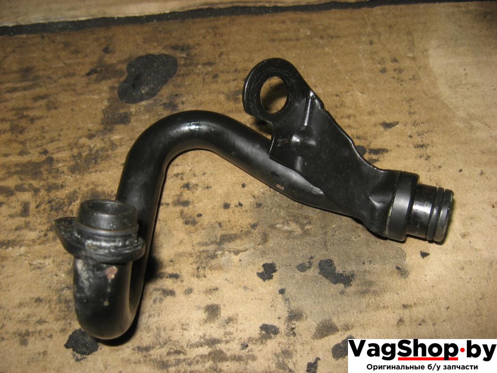 трубка охлаждающей жидкости Volkswagen Touareg 1 поколение 2004, 4.2 л., i, AXQ, бензин, АКПП, белый, внедорожник 5 дв., полный привод, 077121131F - фото №1