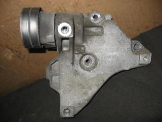 кронштейн компрессора кондиционера Volkswagen Passat B6 2009, 1.4 л., TSI, бензин, газ, АКПП, черный, универсал, передний привод, 03C903143B