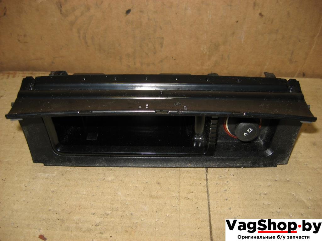 пепельница Volkswagen Passat B6 2008, 1.8 л., TSI, BZB, бензин, МКПП, серый, универсал, передний привод, 3C0863284G - фото №1