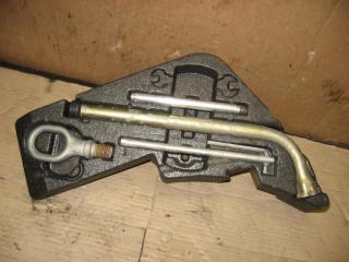 ящик под инструменты / набор инструментов Volkswagen Touareg 1 поколение 2005, 2.5 л., TDi, BAC, дизель, АКПП, серый, внедорожник 5 дв., полный привод