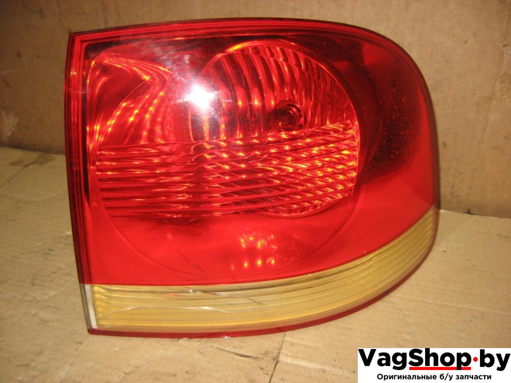 фонарь задний правый Volkswagen Touareg 1 поколение 2005, 2.5 л., TDi, BAC, дизель, АКПП, серый, внедорожник 5 дв., полный привод - фото №1