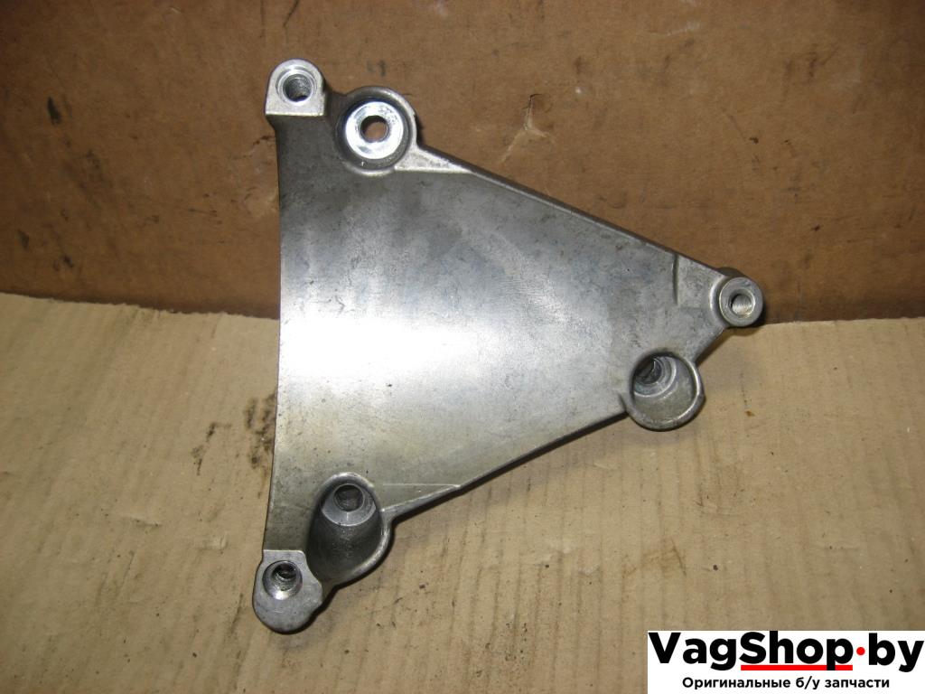 кронштейн компрессора кондиционера Audi A6 4F/C6 2006, 3.2 л., FSI, AUK, бензин, АКПП, черный, универсал, полный привод, 06E260835C - фото №1