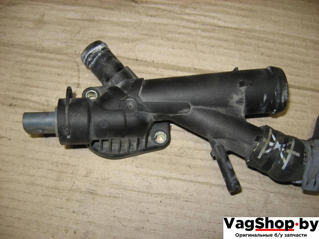 фланец (тройник) системы охлаждения Volkswagen Passat B7 2011, 2.0 л., TDi, CFG, дизель, АКПП, серебро, универсал, полный привод, 03L121131AA - фото №1