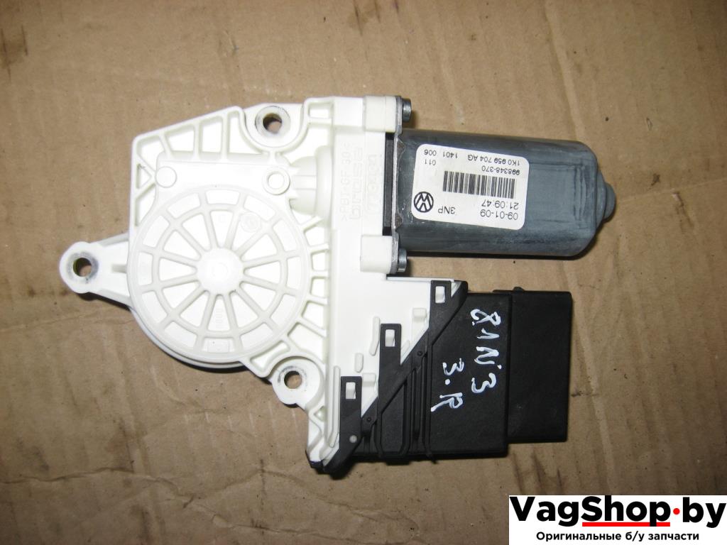 моторчик стеклоподъемника задний правый Volkswagen Golf 6 поколение 2010, 1.4 л., TSI, CAX, бензин, МКПП, серебро, универсал, передний привод, 1K0959704AG - фото №1