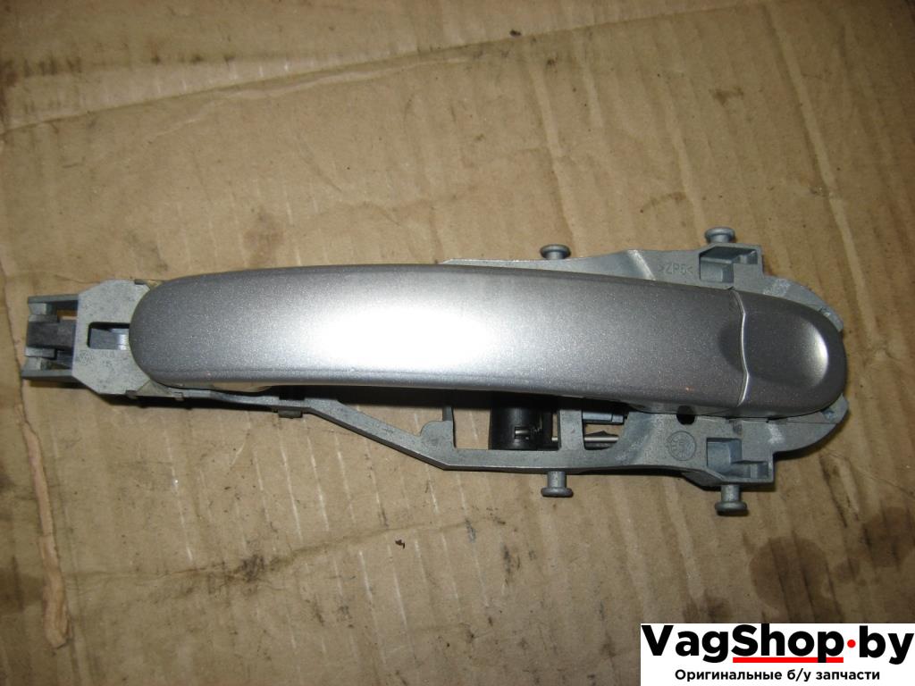 ручка наружная задняя левая Volkswagen Golf 6 поколение 2010, 1.4 л., TSI, CAX, бензин, МКПП, серебро, универсал, передний привод - фото №1