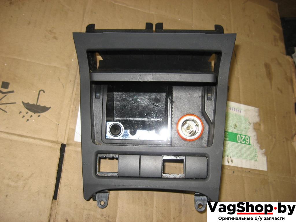 пепельница Volkswagen Golf 6 поколение 2010, 1.4 л., TSI, CAX, бензин, МКПП, серебро, универсал, передний привод, 5K0863475A - фото №1