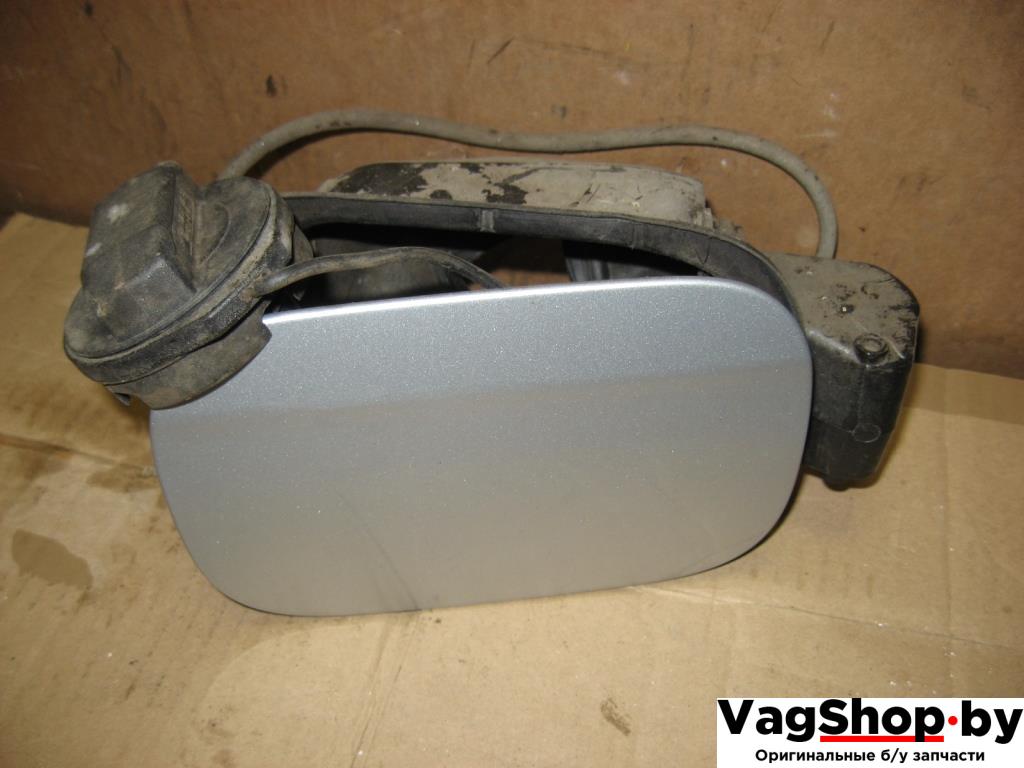 лючок топливного бака Volkswagen Golf 6 поколение 2010, 1.4 л., TSI, CAX, бензин, МКПП, серебро, универсал, передний привод - фото №1