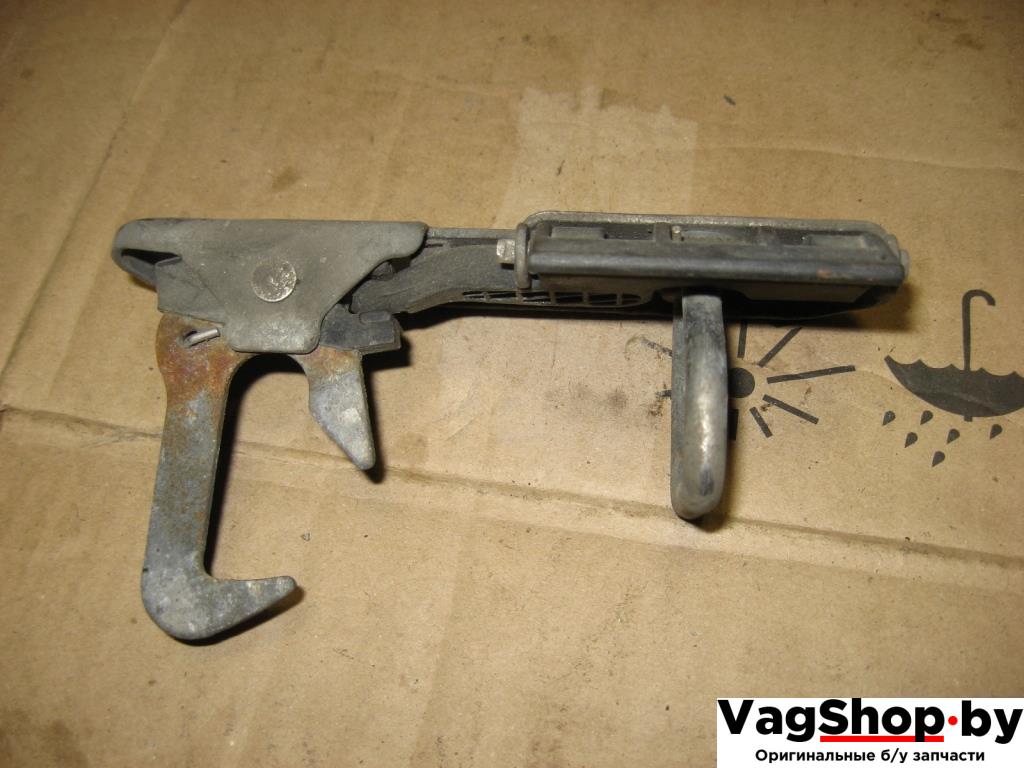 захватный крюк капота Volkswagen Golf 6 поколение 2010, 1.4 л., TSI, CAX, бензин, МКПП, серебро, универсал, передний привод, 1Q0823480 - фото №1