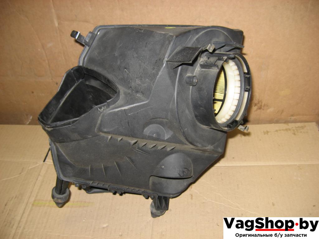 корпус воздушного фильтра Audi A6 4F/C6 2005, 4.2 л., i, BAT, бензин, АКПП, темно-синий, седан, полный привод, 4F0133837AT - фото №1