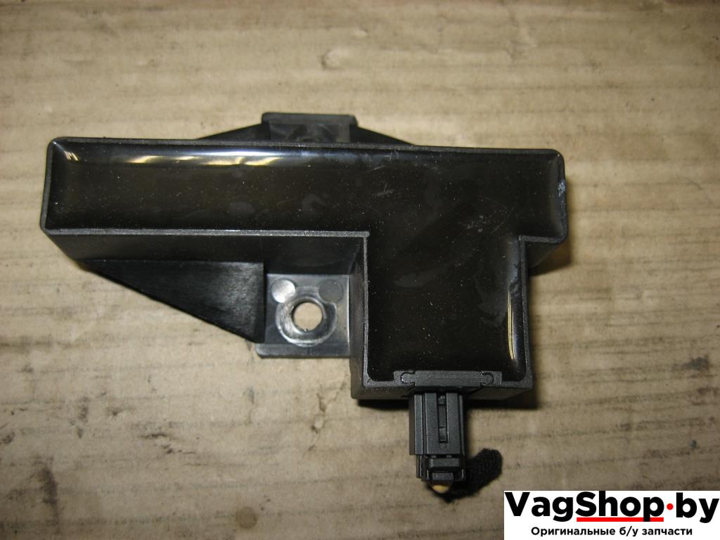 антенна сигнализации Audi A6 4F/C6 2005, 4.2 л., i, BAT, бензин, АКПП, темно-синий, седан, полный привод, 4F0909141 - фото №1