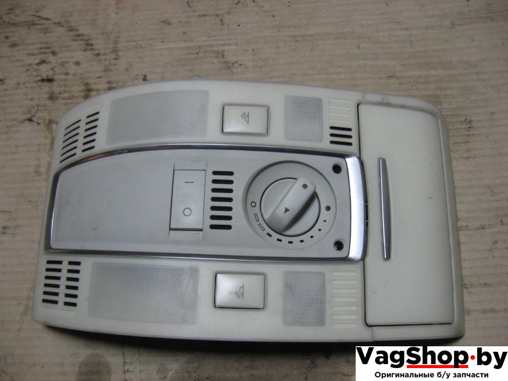 фонарь салона (плафон) Audi A6 4F/C6 2005, 4.2 л., i, BAT, бензин, АКПП, темно-синий, седан, полный привод, 4F0947135BQ - фото №1