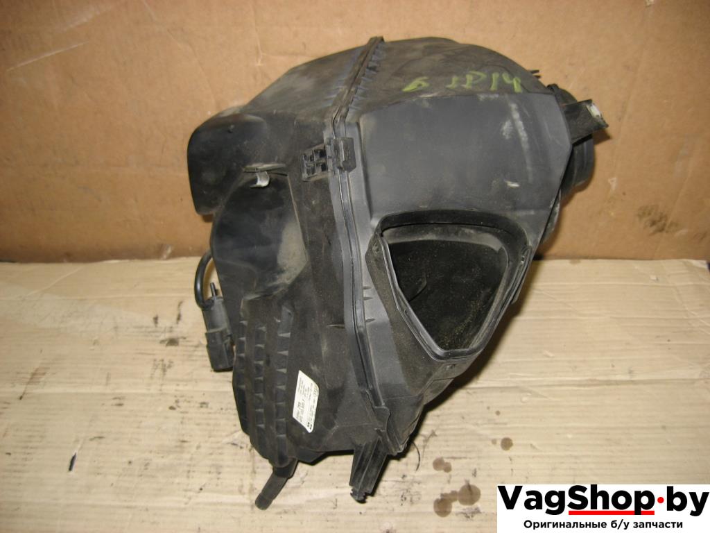 корпус воздушного фильтра Audi A6 4F/C6 2006, 3.2 л., FSI, AUK, бензин, АКПП, черный, универсал, полный привод, 4F0133835F - фото №1